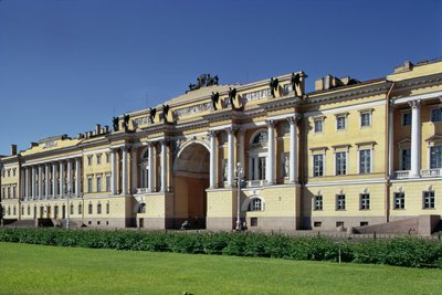 مجلس الشيوخ والمجمع ، بني في 1829-1834 بواسطة كارل إيفانوفيتش روسي